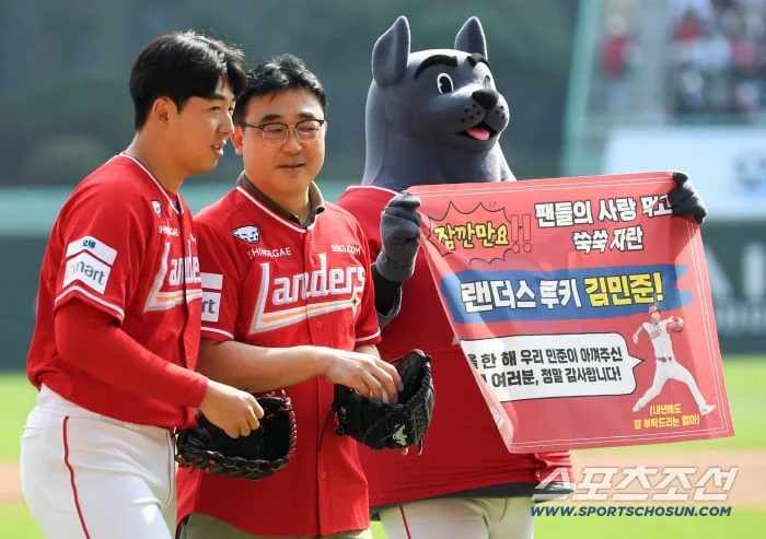 [포토] 김민준 시포 아버지 김석창 씨 시구, SSG 랜더스 홈 마지막 경기