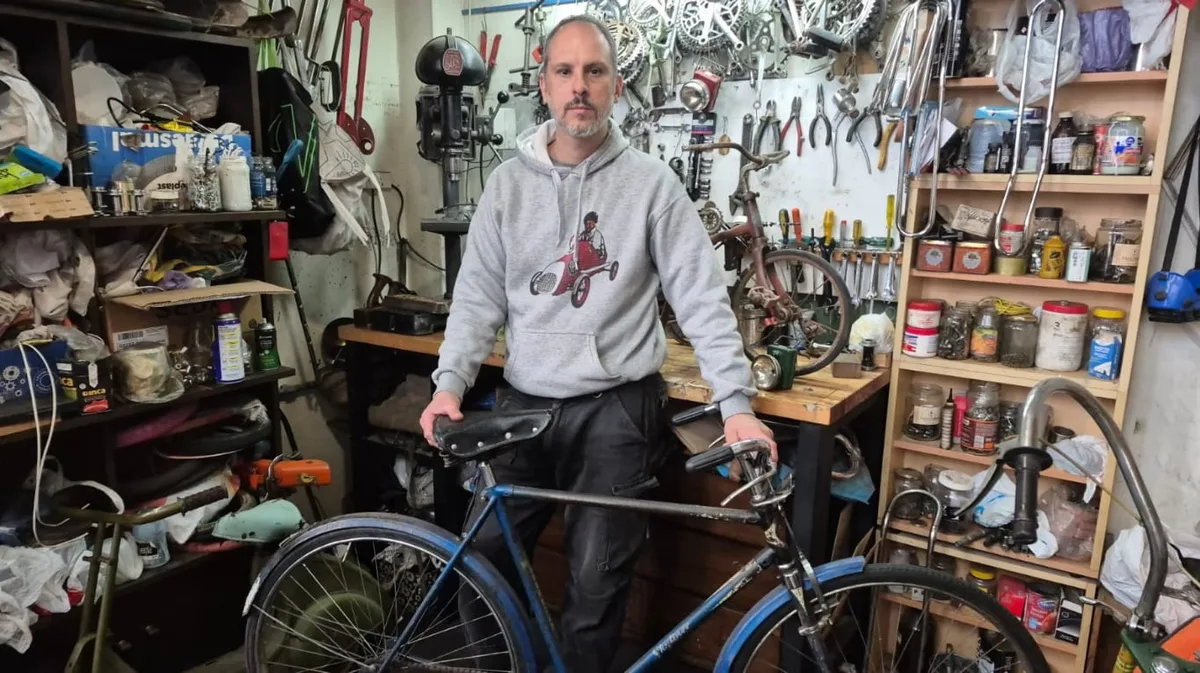 De un taller familiar a recuperar bicicletas históricas: la pasión de Leonardo por los rodados que marcaron una época