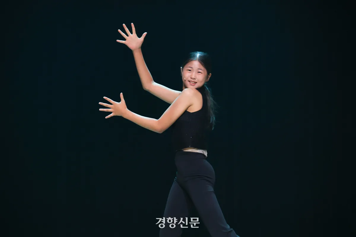 ‘I Can’t Do It Alone’을 열창하는 초등부 배서아