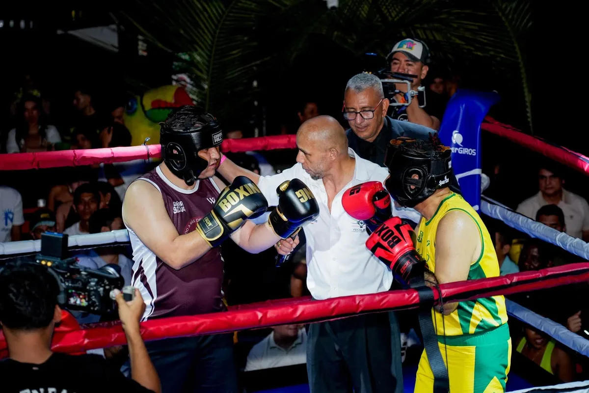 Alcalde y gobernador en Colombia dejaron las oficinas y se agarraron a golpes: así fue el encuentro en un ring de boxeo