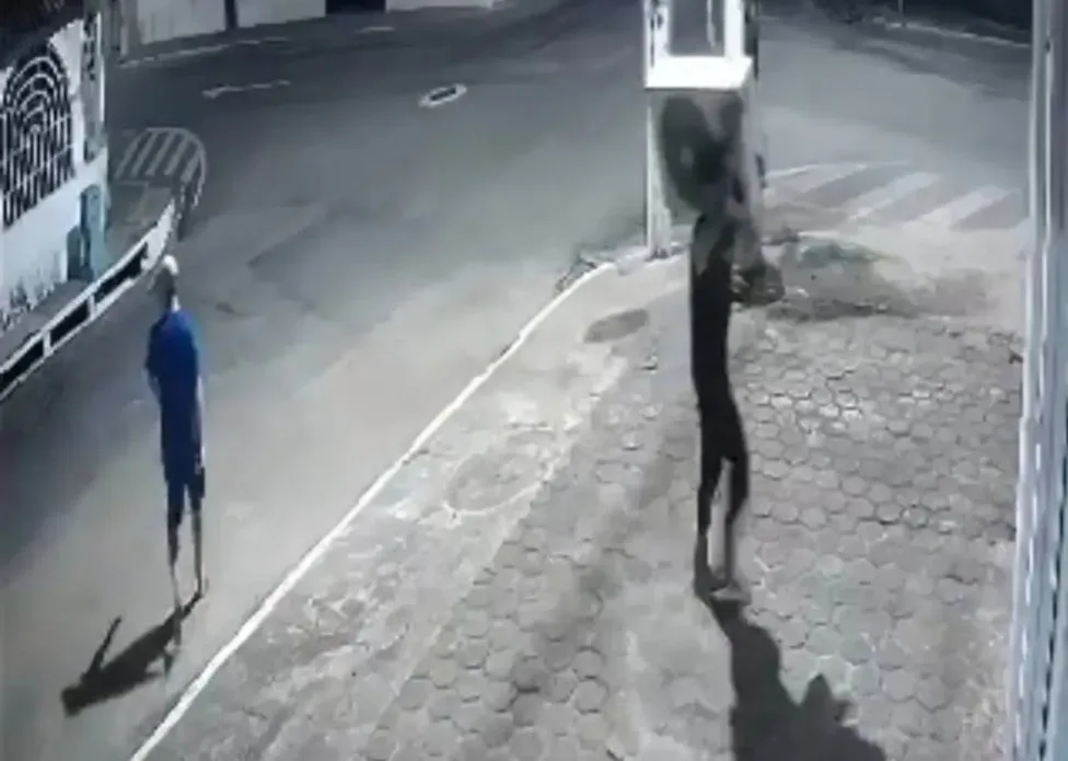 Criminosos furtam caixa d’água e ar-condicionado de loja na Rua Rio de Janeiro