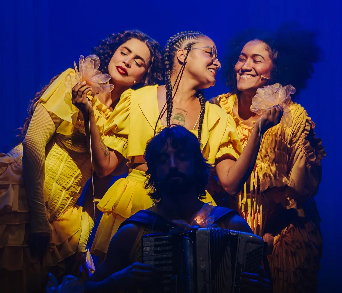 Musical 'Anunciação' cria um universo mágico ao traduzir em cena o estado de poesia das andanças de Alceu Valença