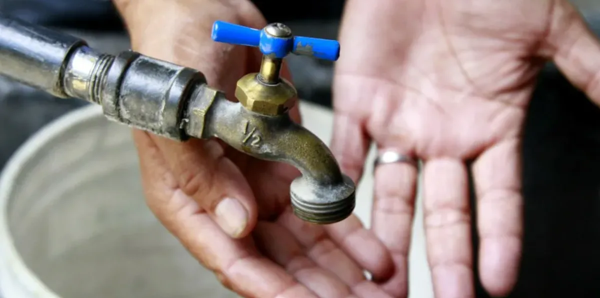 Reportan constantes cortes de agua en el Centro Histórico de Saltillo