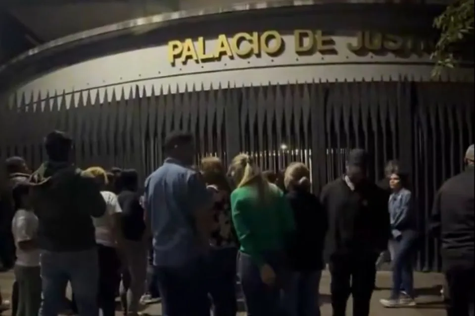 Salir de la cárcel atado a un tribunal: la realidad detrás de las excarcelaciones