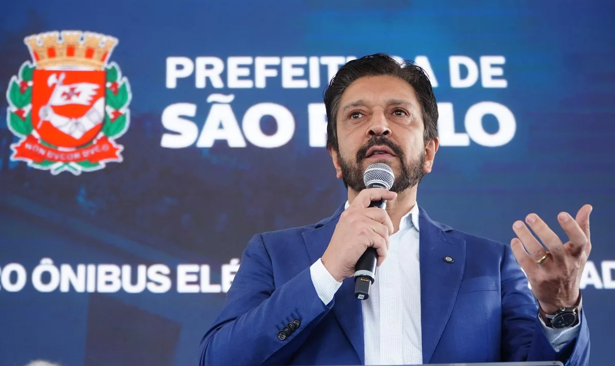 Prefeitura de SP embarga obras após queda de prédio na Penha