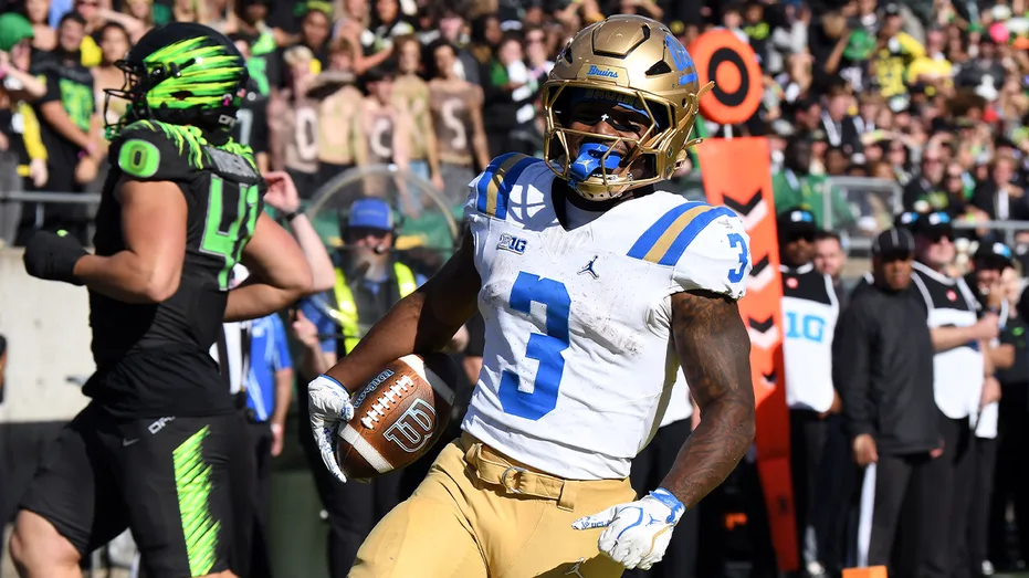 UCLA Bruins upset Oregon Ducks to stay unbeaten and change the Big Ten championship picture