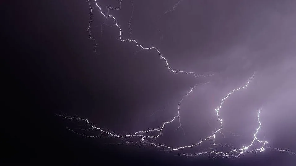 Em pleno verão, vem aí uma depressão que traz chuva e trovoada (e até fenómenos extremos de vento)
