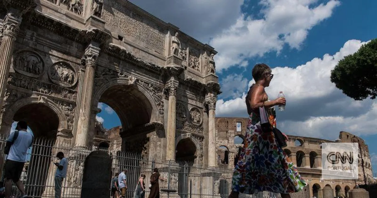 Roma declara "zona vermelha" de segurança em torno do Coliseu para proteger os turistas após incidentes de crimes violentos