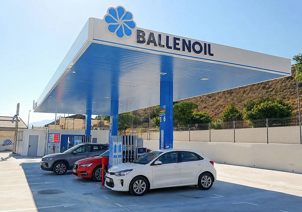 ¿Qué llevan realmente los carburantes aditivados?: la tecnología detrás del combustible 'low cost'