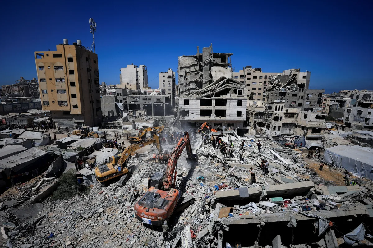 El derrumbe de un edificio de apartamentos en Gaza dejó al menos 20 muertos y decenas de desaparecidos