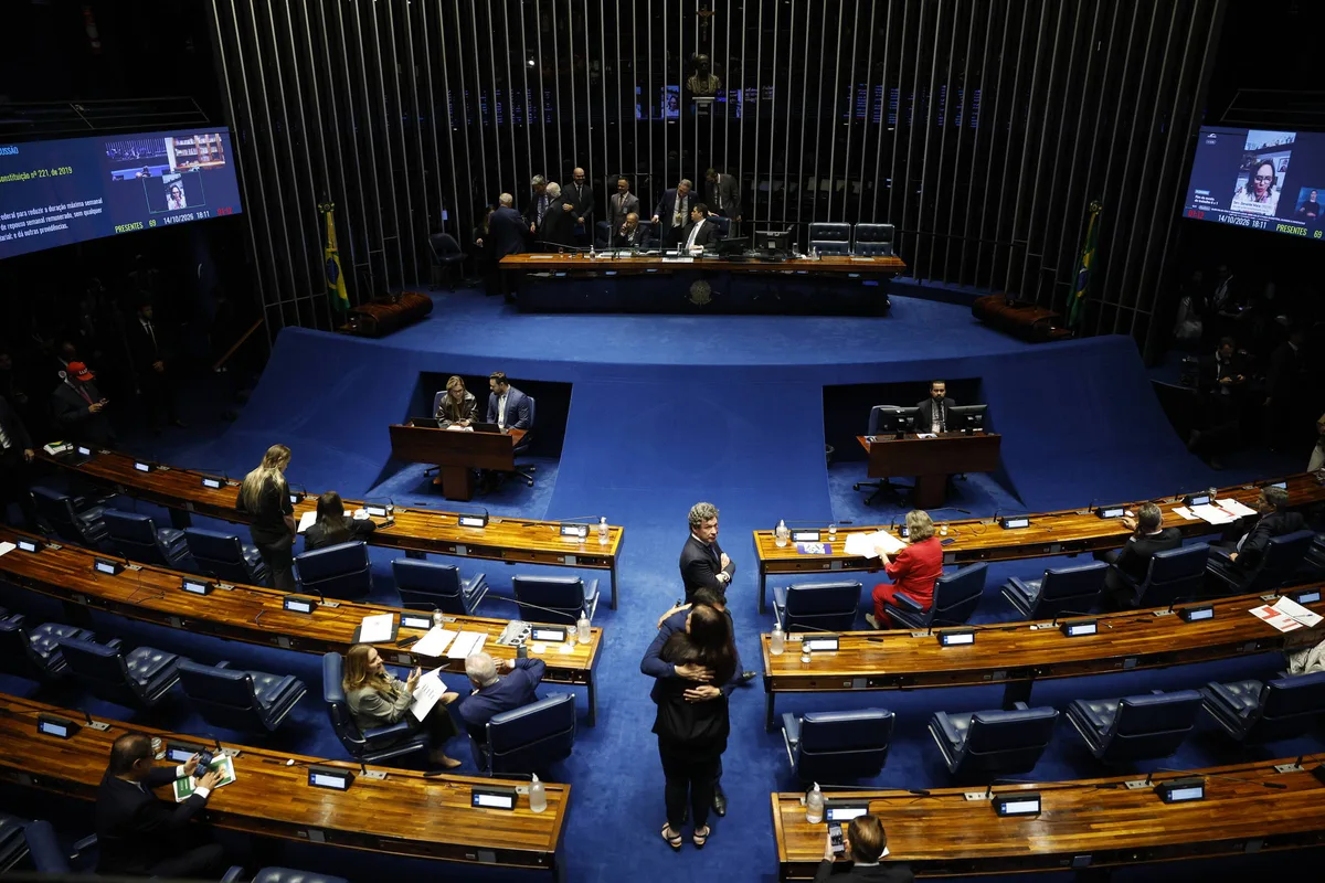 Leitores debatem votação do fim da escala 6x1 e posicionamento de Flávio Bolsonaro