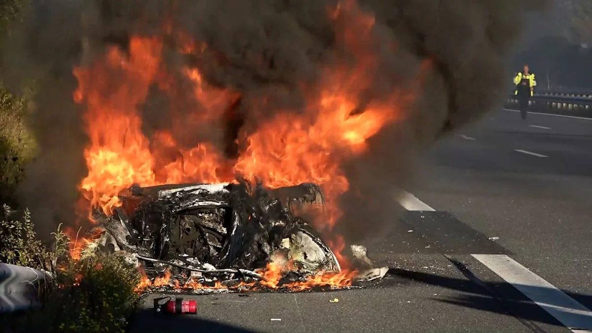 Stau auf der A1 - Hier steht eine Corvette in Flammen