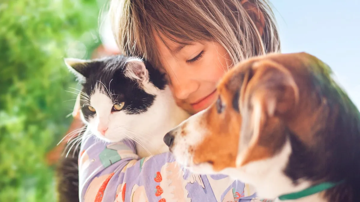 Cuidar do cachorro ou gato pode ajudar no desenvolvimento das crianças, aponta estudo