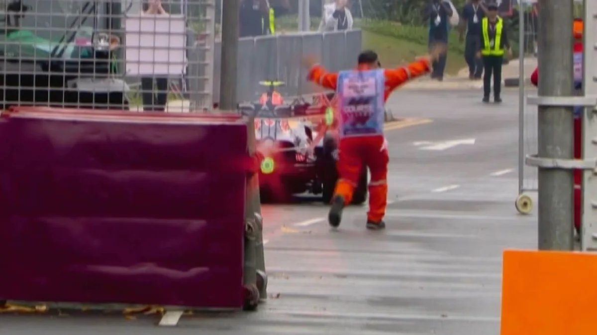 Wie kommt er denn da hin? - Red-Bull-Pilot durchfährt zwei Absperrungen