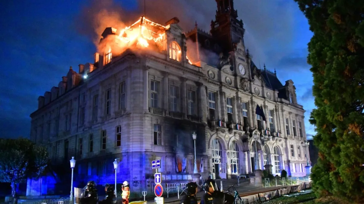 Ausschreitungen in Frankreich: Rathaus von Limoges in Flammen