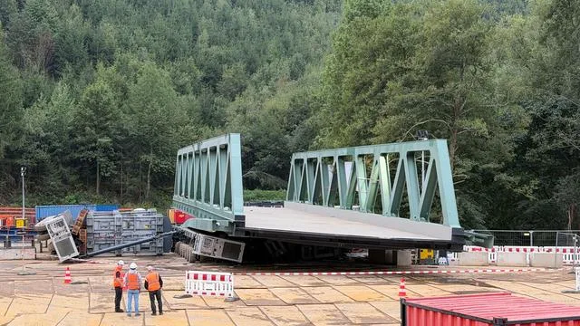 Ruhr-Sieg-Strecke: Nach Unfall mit riesiger Brücke: Bahnstrecke weiter gesperrt