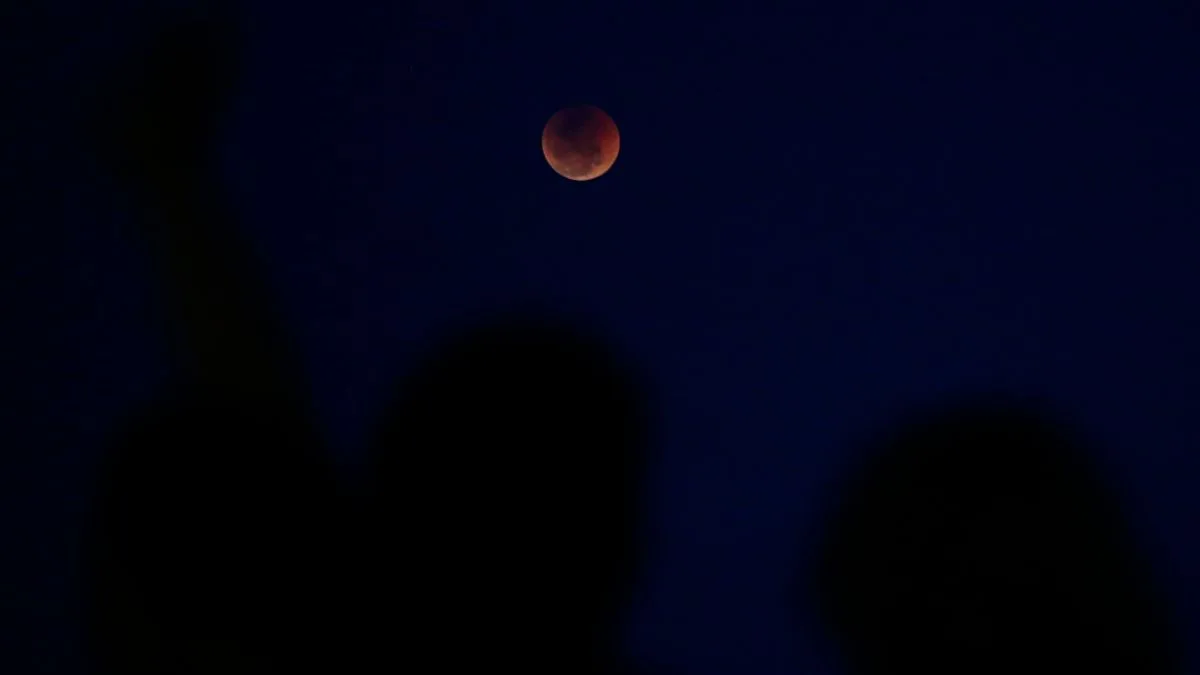 96% da Lua vai desaparecer na madrugada e fenômeno poderá ser visto em todo o Brasil; veja horários