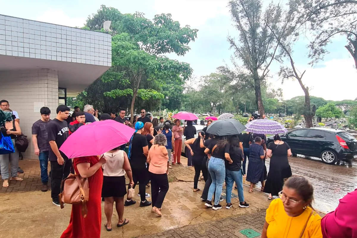 Sob chuva e forte comoção, multidão se despede de casal assassinado no DF