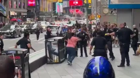 Woman goes on stabbing spree in Times Square (VIDEOS)
