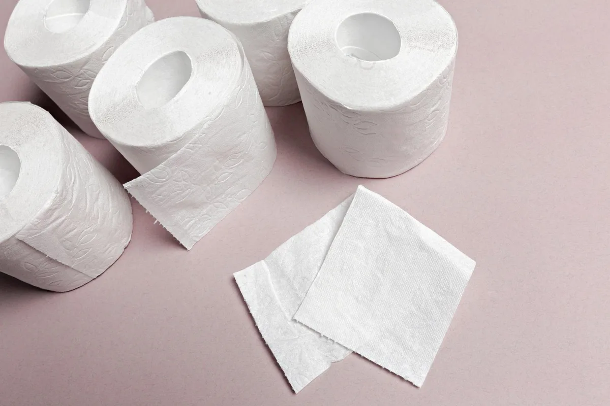 Papel higiênico com folha dupla, tripla e até quádrupla estão mais populares. O encanamento corre mais risco?
