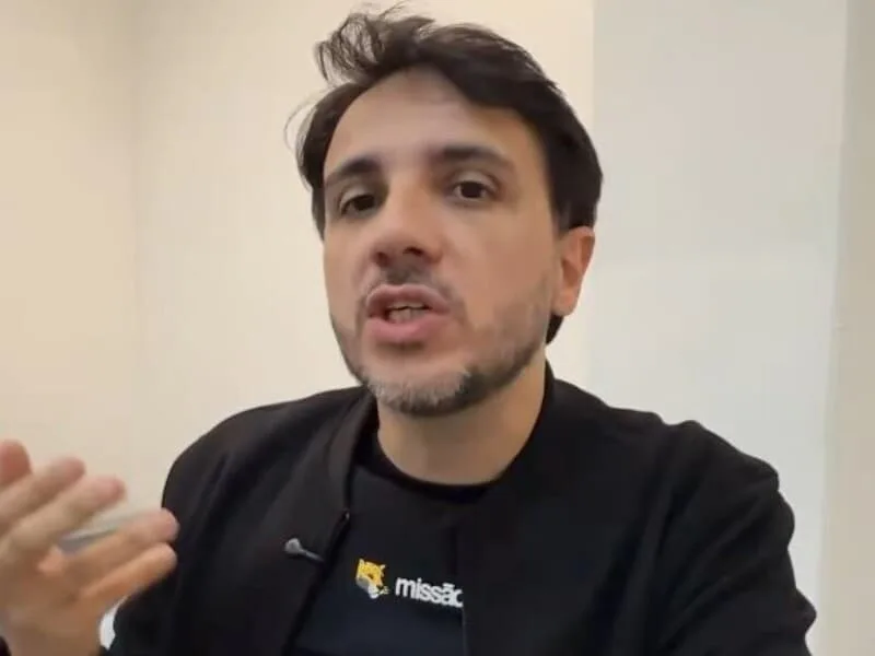 Flávio Bolsonaro abriu e-mails de filiação ao Missão, diz Renan Santos
