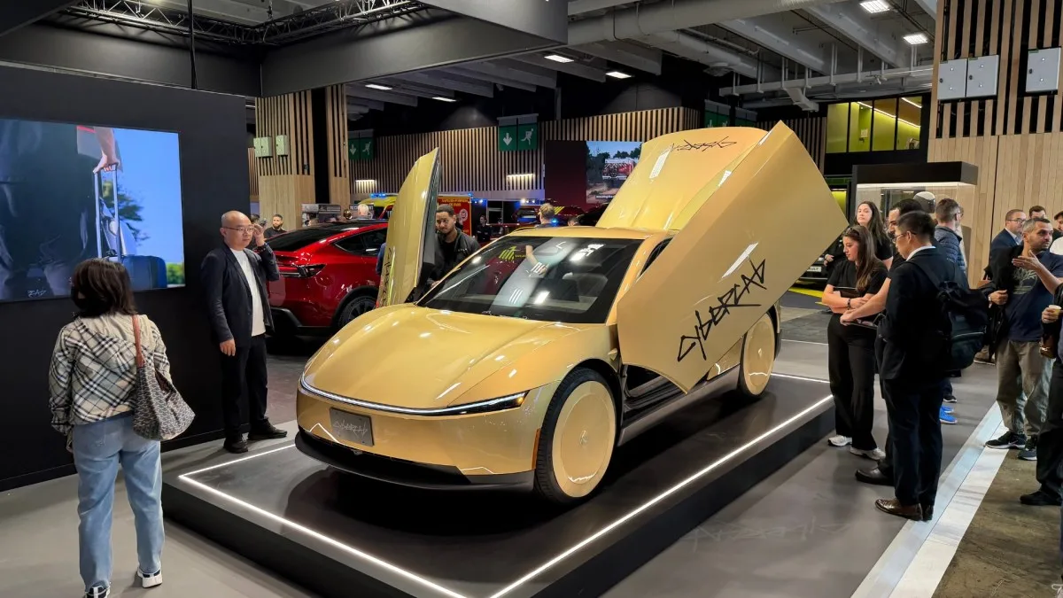 On est monté dans le Tesla Cybercab au Mondial de l’Auto : on a hâte de voir le robotaxi en Europe !