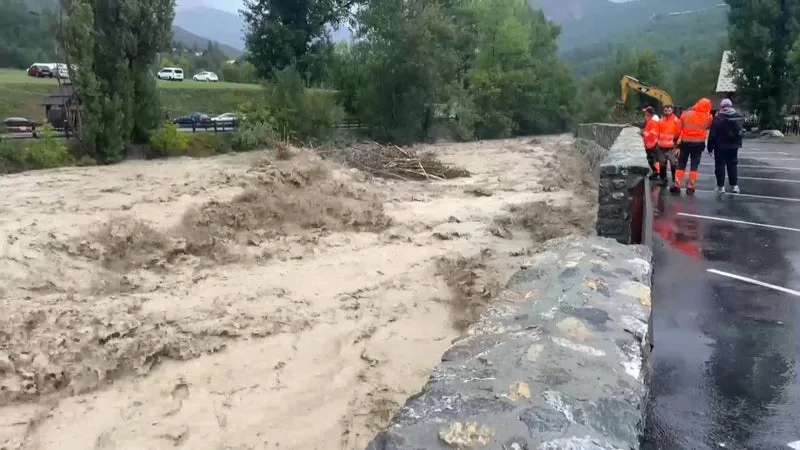 Crues dans les Hautes-Alpes: la route départementale engloutie par les eaux, le refuge du Glacier Blanc coupé du monde