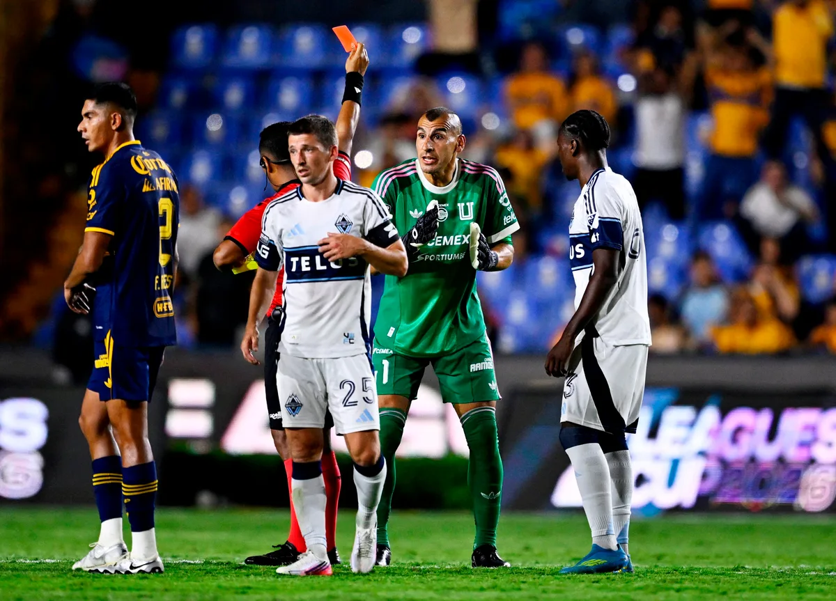 Goleiro é expulso após empurrar árbitro e arremessa cadeira e lixeira no túnel de acesso; veja