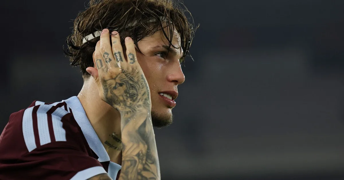 De ser el posible recambio de Di María en la Selección a casi no jugar en su equipo: el difícil presente de Alejandro Garnacho