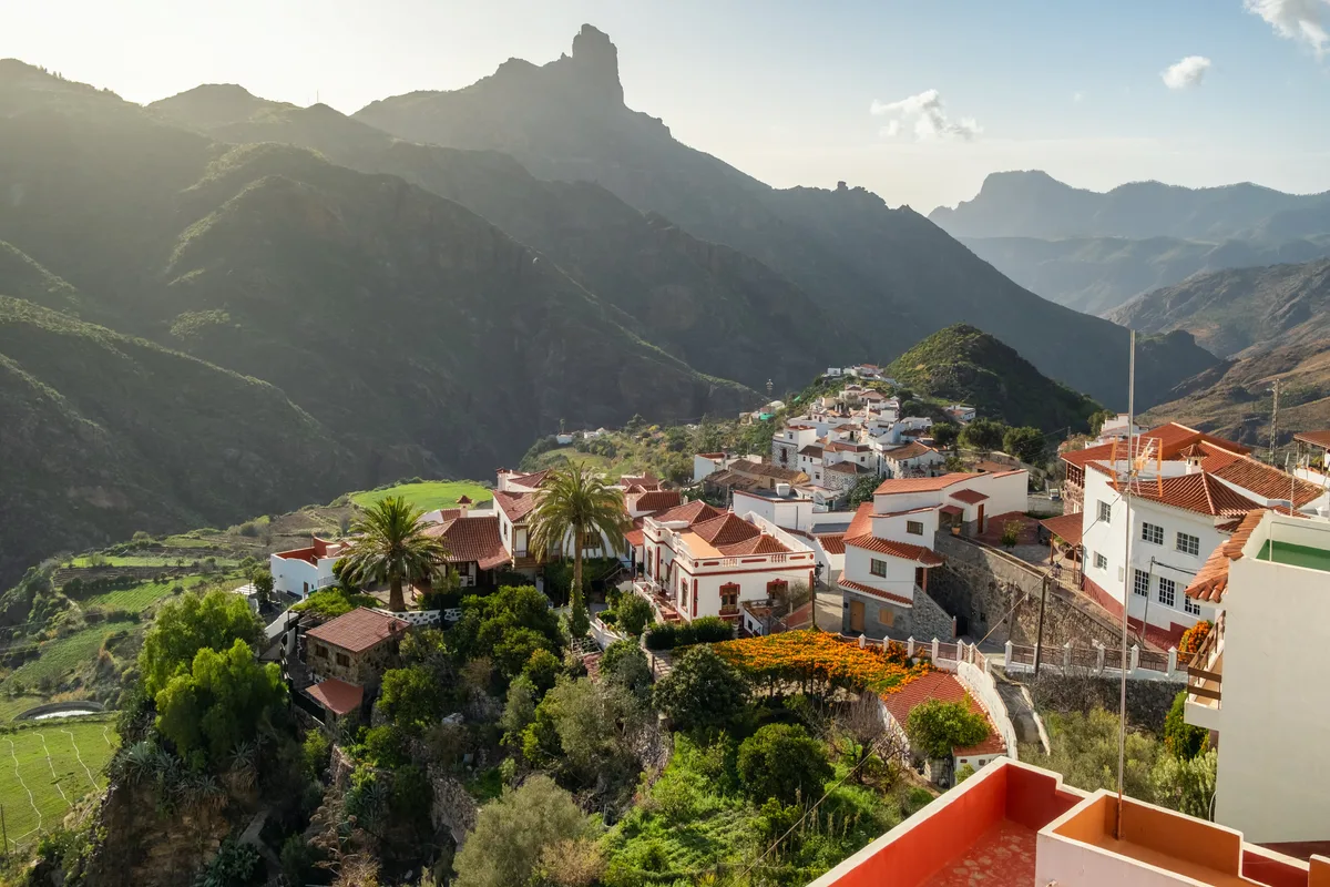 El pueblo de Gran Canaria perfecto para escapar del sol y la playa: montañas, volcanes y almendros