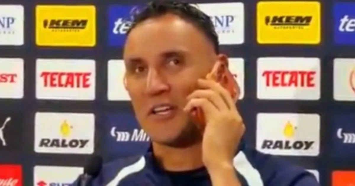 La reacción viral de Keylor Navas ante un llamado de su esposa que lo sorprendió en plena conferencia