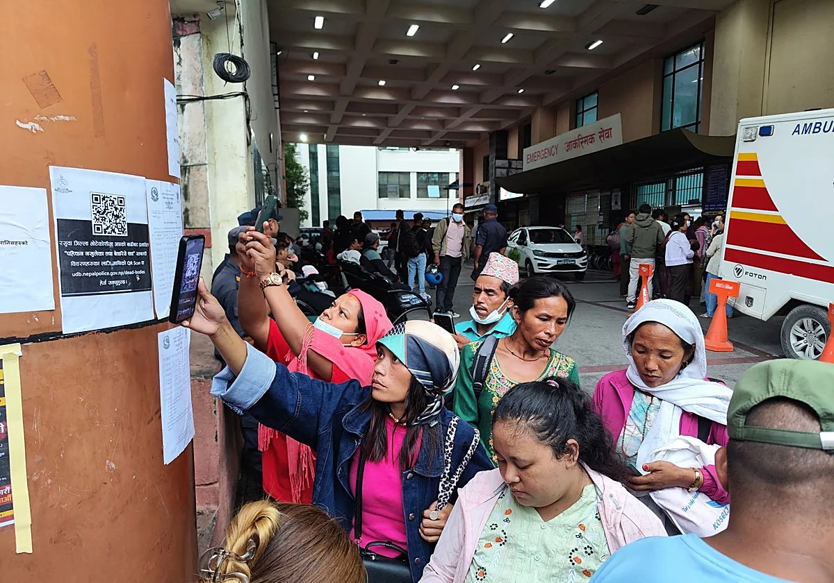 «No queda nada, solo barro»: la desesperada búsqueda de los familiares de los desaparecidos en Nepal