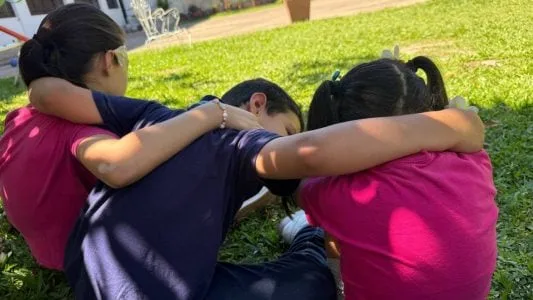 Tres hermanitos buscan una familia y piden crecer juntos