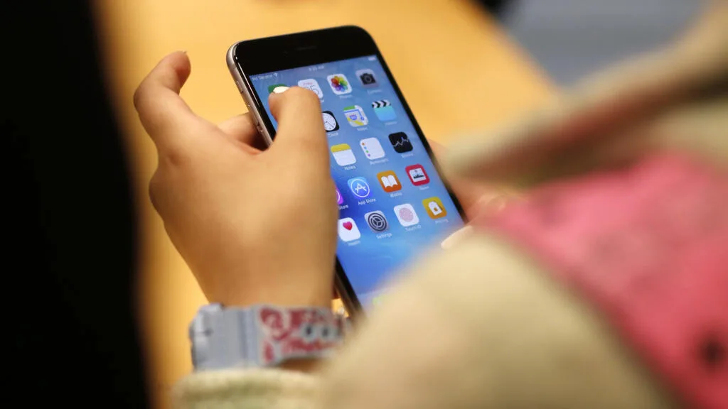 Proibição de celulares no ensino médio desafia escolas a uma semana da volta às aulas na França