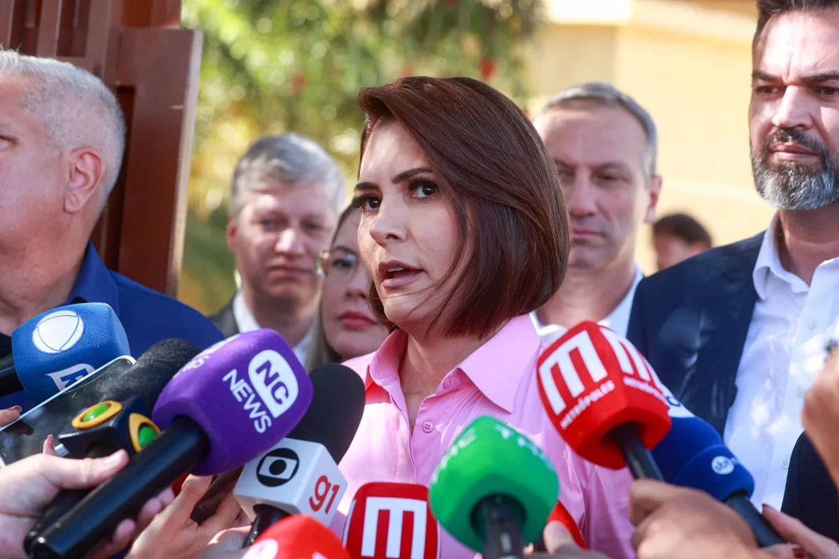 Michelle garante apoio a Flávio, mas trégua expõe conveniência