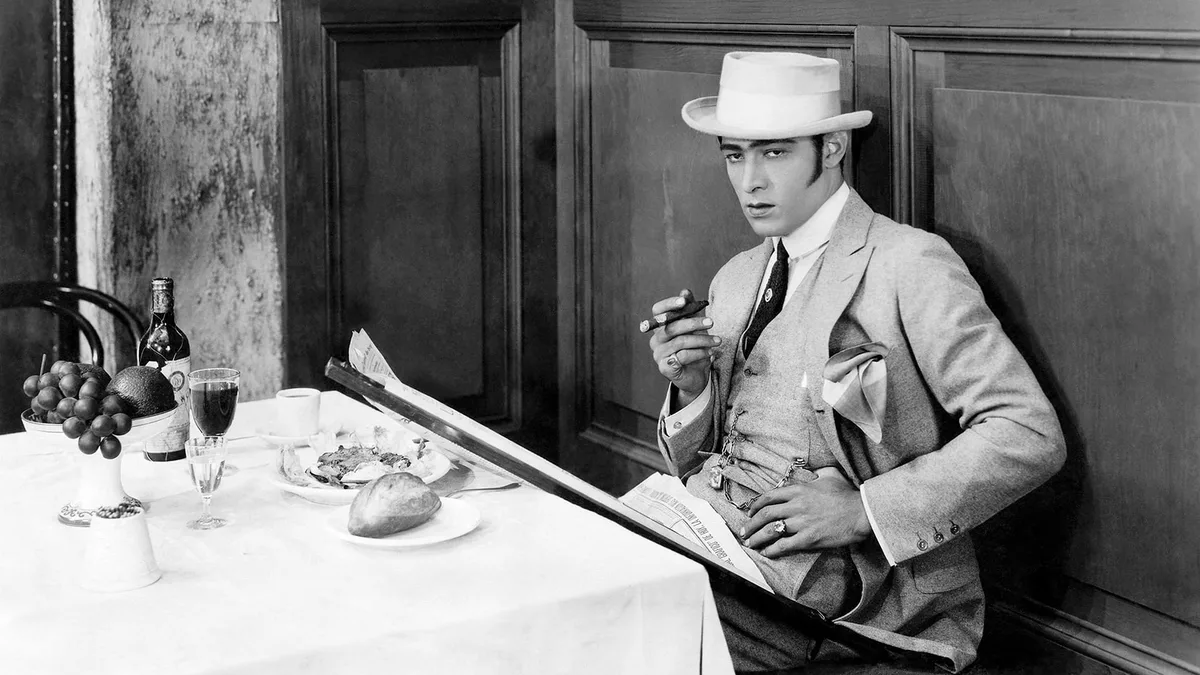A 100 años de la muerte de Rodolfo Valentino: el galán del cine mudo al que le bastaron siete películas para conquistar a Hollywood