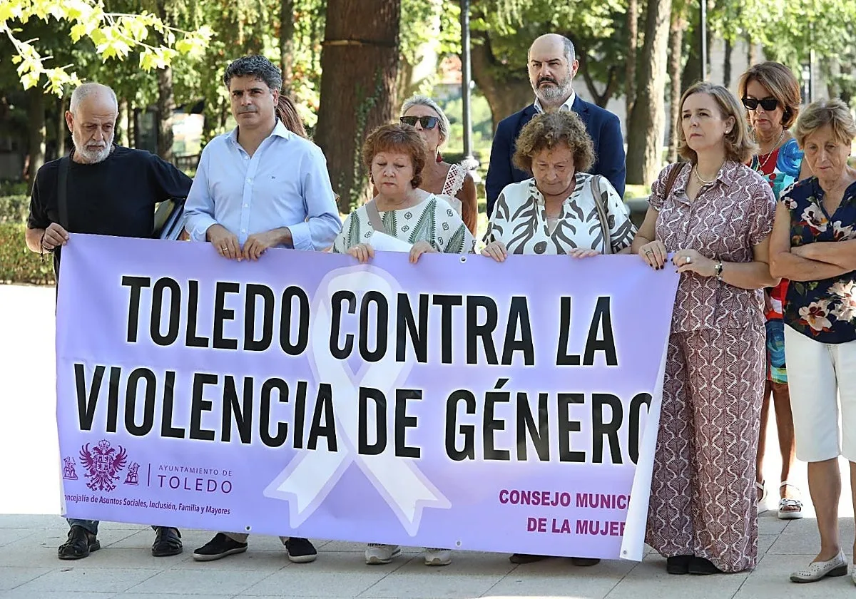 El PP evita hablar de su gestión en Toledo en la concentración contra la violencia de género