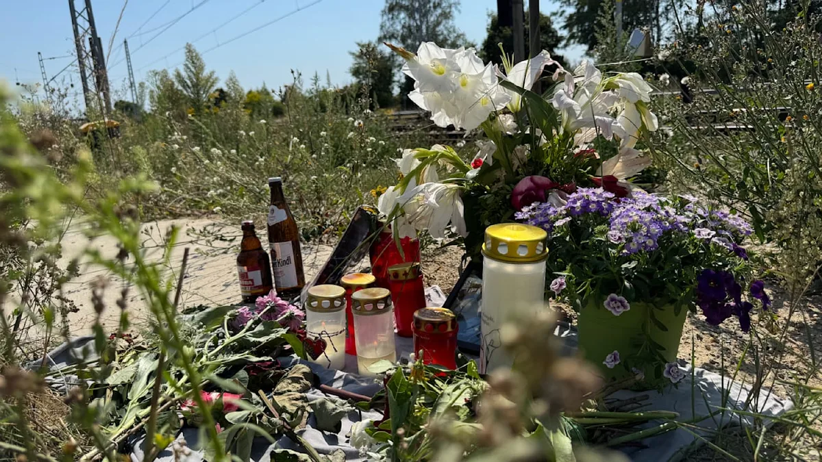 Bier, Kerzen und Blumen - Wird hier um einen Mörder getrauert?