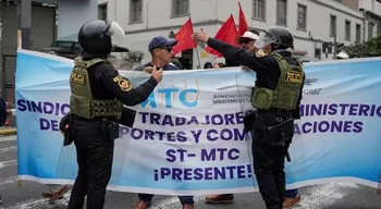 Quase metade dos peruanos insatisfeita com início do mandato da Presidente Fujimori