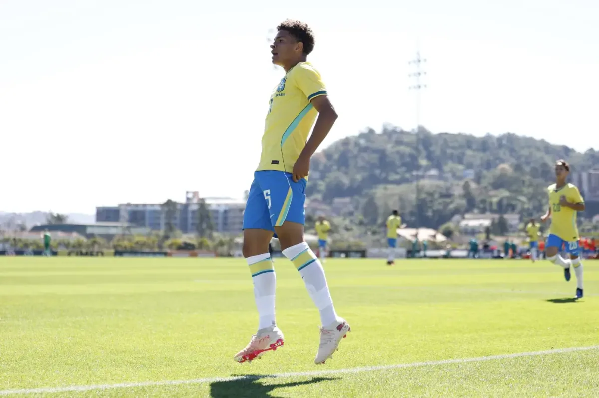 Volante da base do São Paulo se destaca em goleada do Brasil Sub-15 sobre o Uruguai