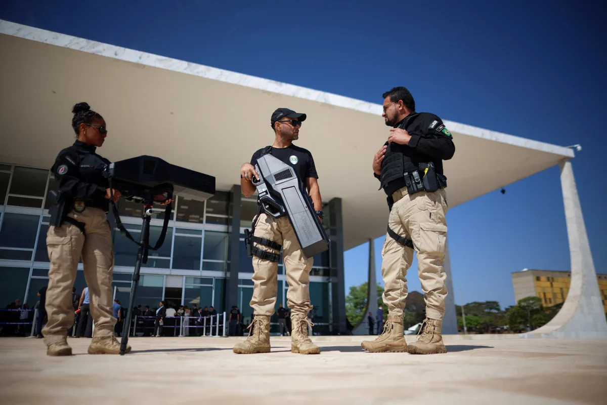 Policiais do STF abatem drone não identificado na Esplanada durante julgamento de Moraes