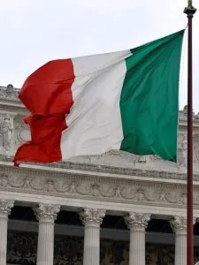 Polícia italiana entra em confronto com manifestantes em Milão e Bolonha