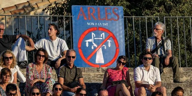 Les opposants de tous bords au projet de ligne à très haute tension en Camargue font bloc à Arles