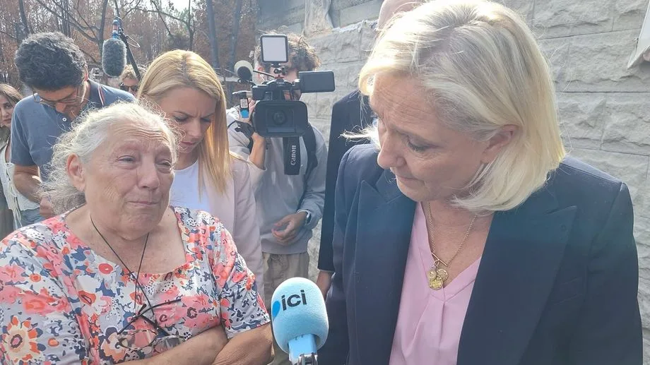 "Il y a eu des défaillances" : Marine Le Pen en déplacement dans le village du Porge ravagé par l'incendie