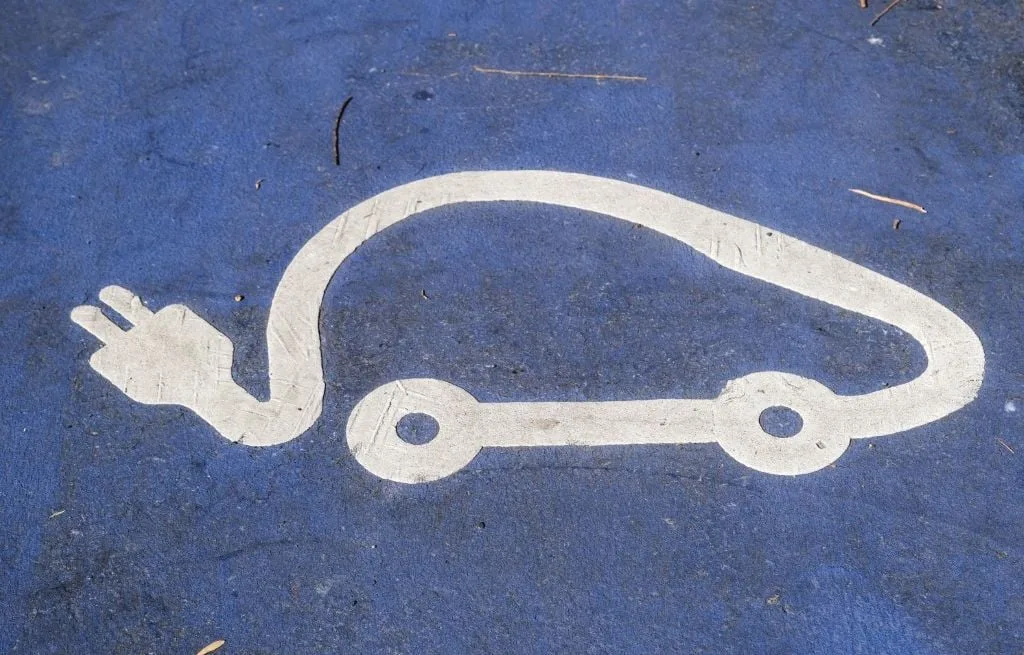 Yvelines : Une enquête technique ouverte après l’embrasement mortel d’une voiture électrique sur l’A13