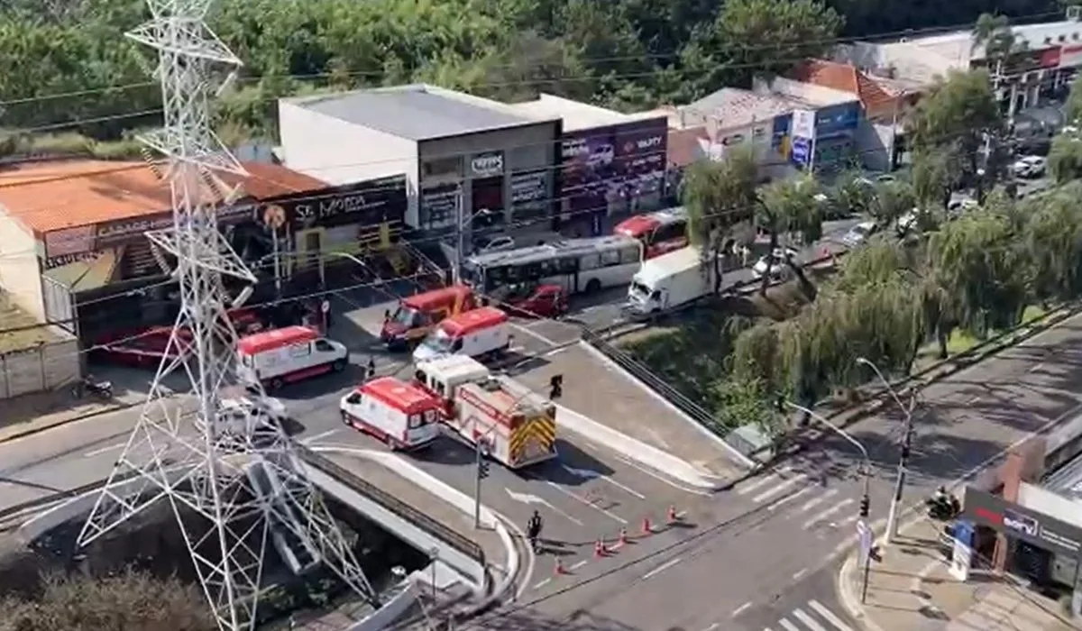 Câmera flagra primeira colisão de sequência de acidentes que deixou feridos em Campinas