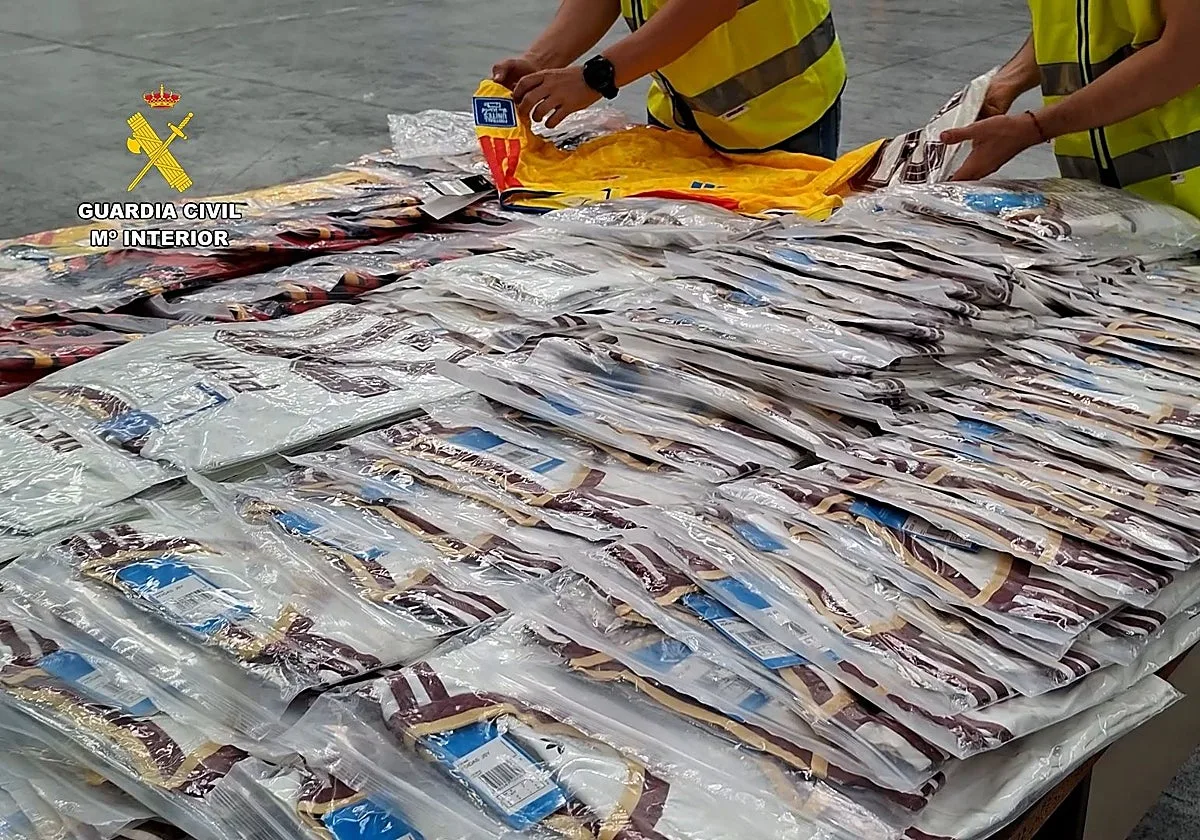 Intervenidas en Burgos más de 200 camisetas de selecciones de fútbol falsificadas