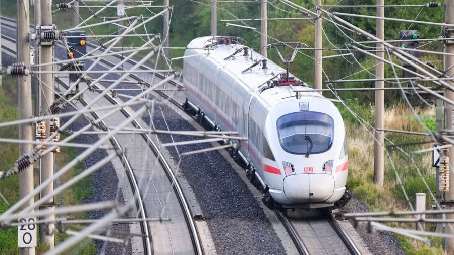 Unterwegs mit dem Zug: Fahrplan 2027: Was sich für Bahnreisende ändert