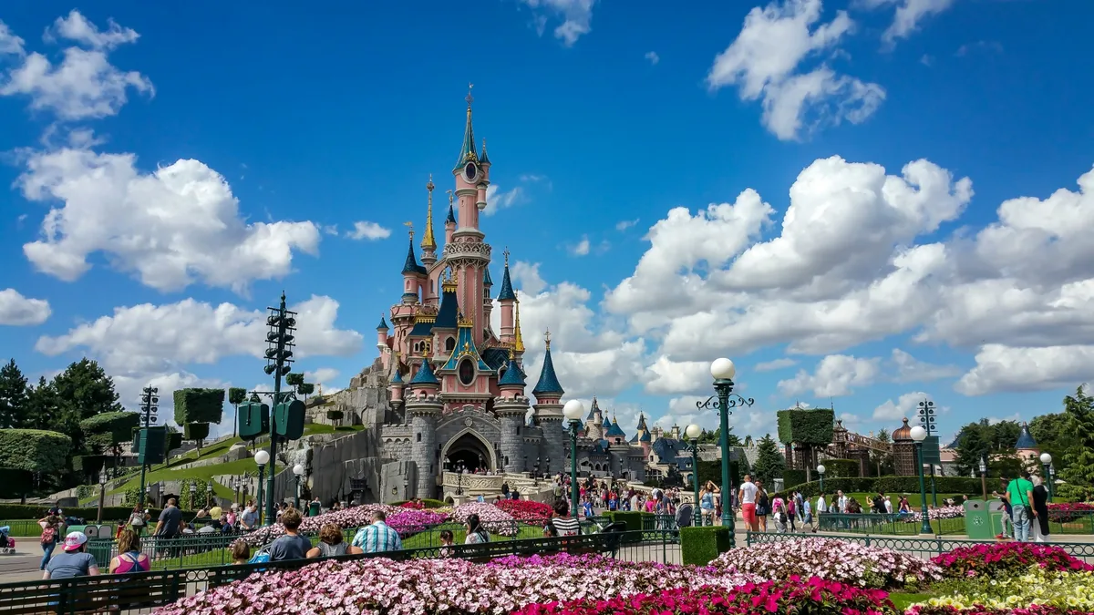 Disneyland Paris accueille plus de 15 millions de visiteurs par an mais n'a dégagé de bénéfices qu'une année sur deux depuis sa création: le parc d'attractions est-il toujours un filon rentable en France?
