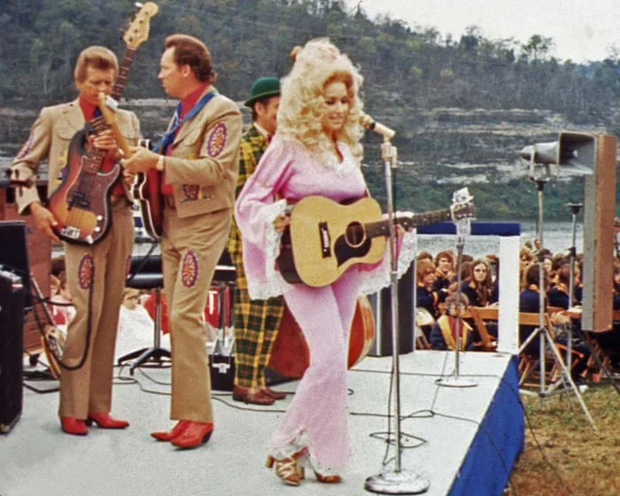 ‘She should have been queen of the world!’ Readers remember Dolly Parton